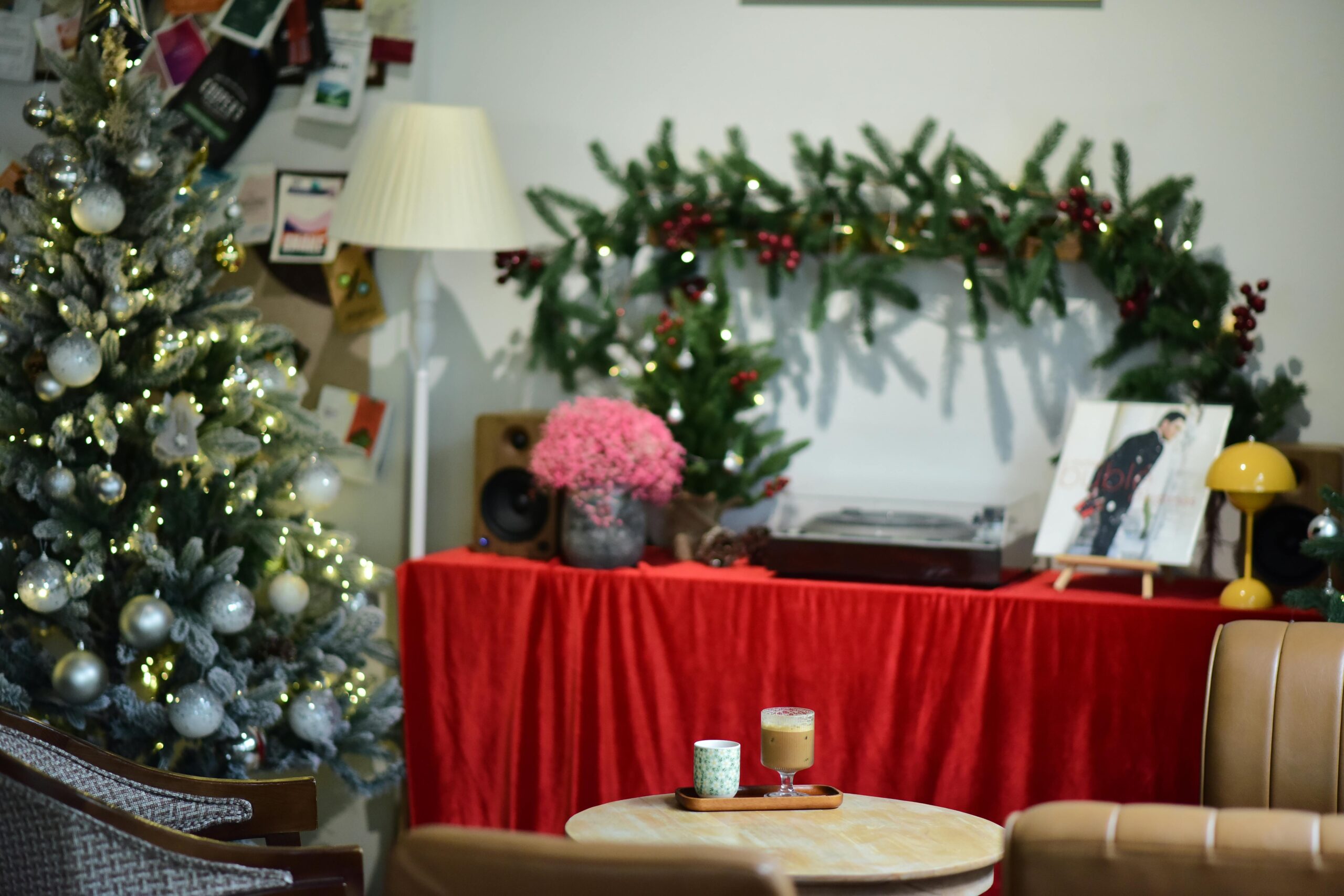 Настроение с новогодними декорами в интерьере