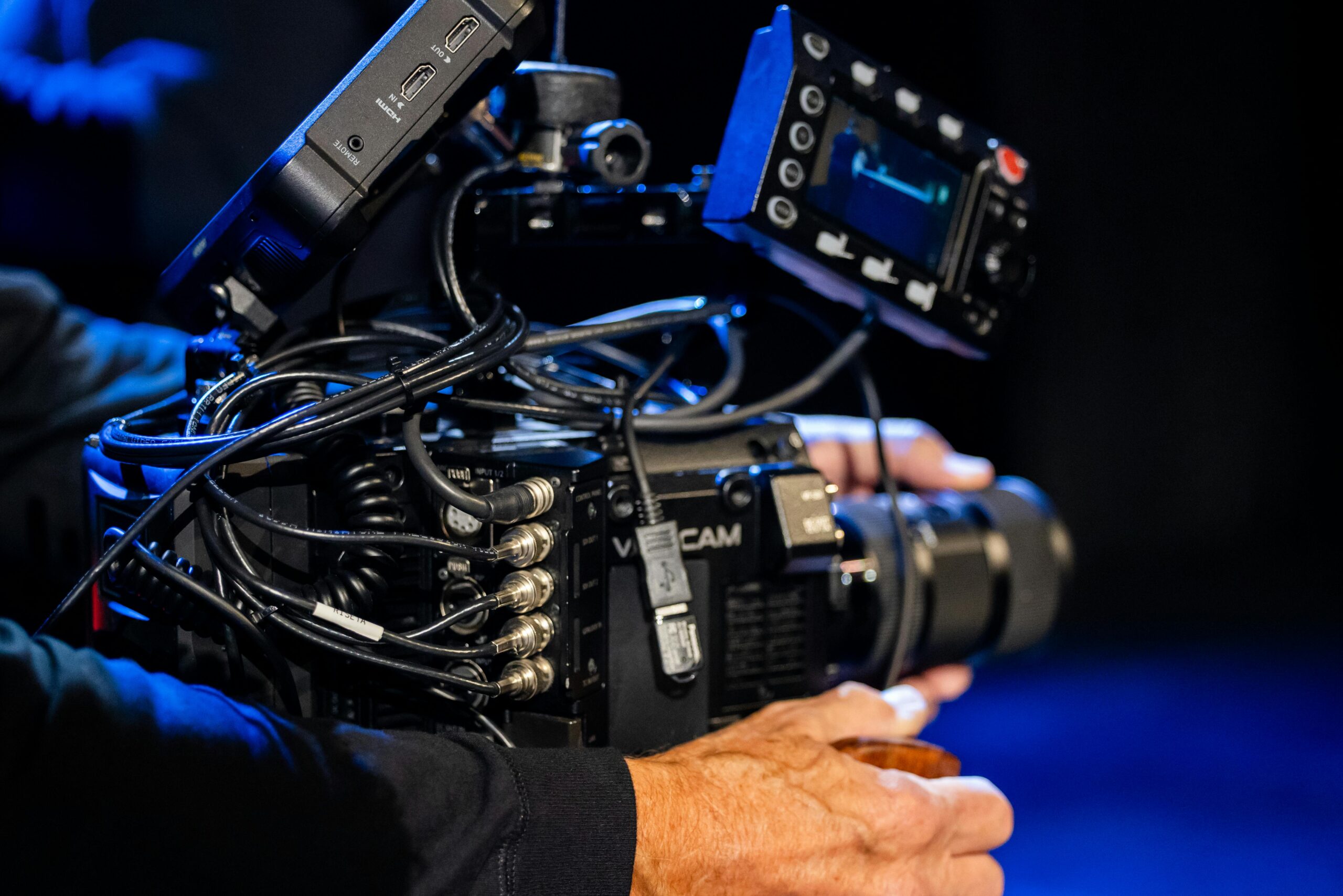 Рабочее место редактора субтитров: ноутбук, наушники и заметки с терминологией.