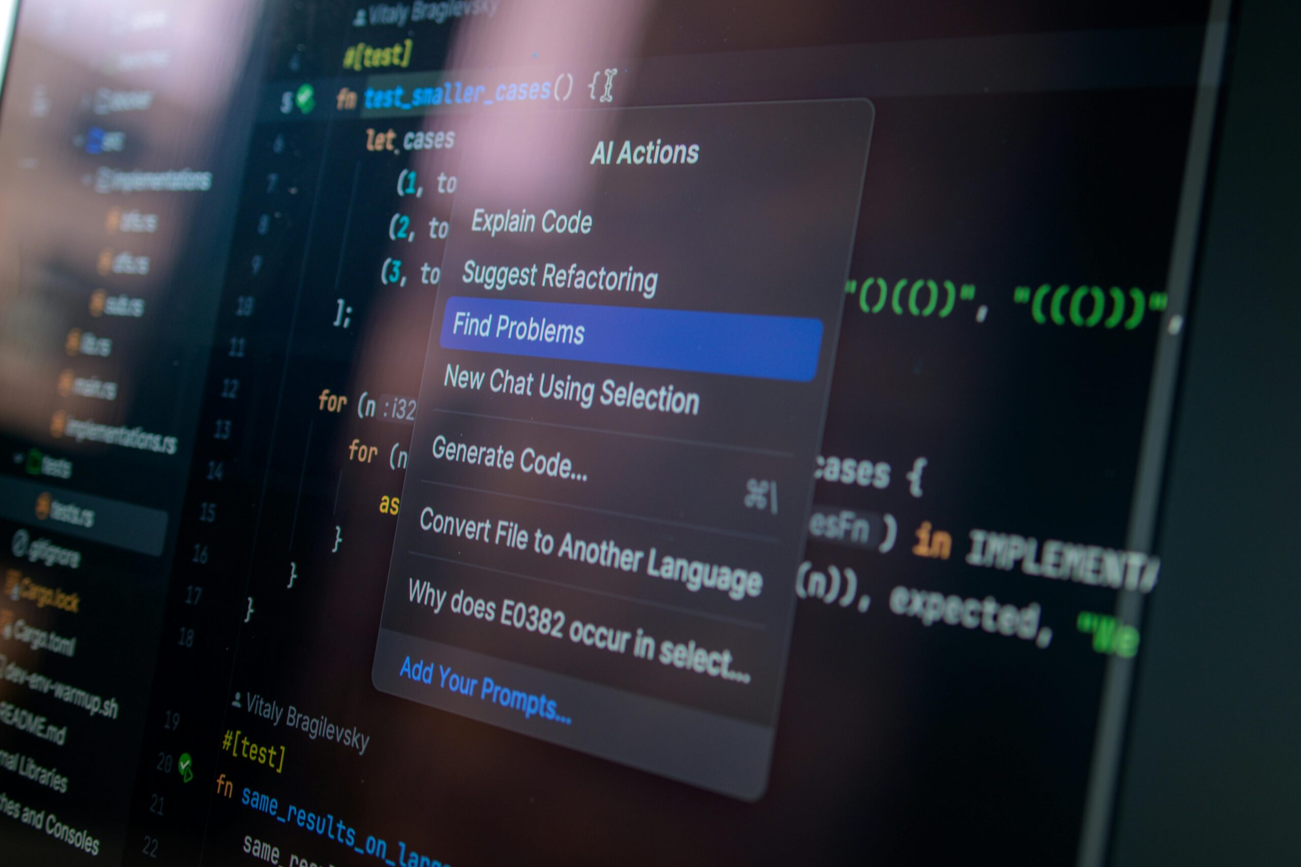 Система рекомендаций товаров: рабочее место с ноутбуком, графиками и данными для анализа качества.