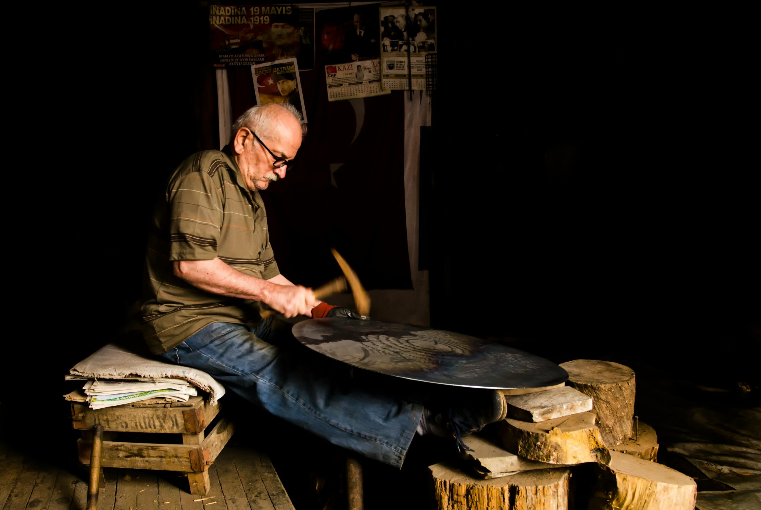 Аудит процессов и управление изменениями: мастер аккуратно работает с металлом, символизируя ремесло настройки процессов.