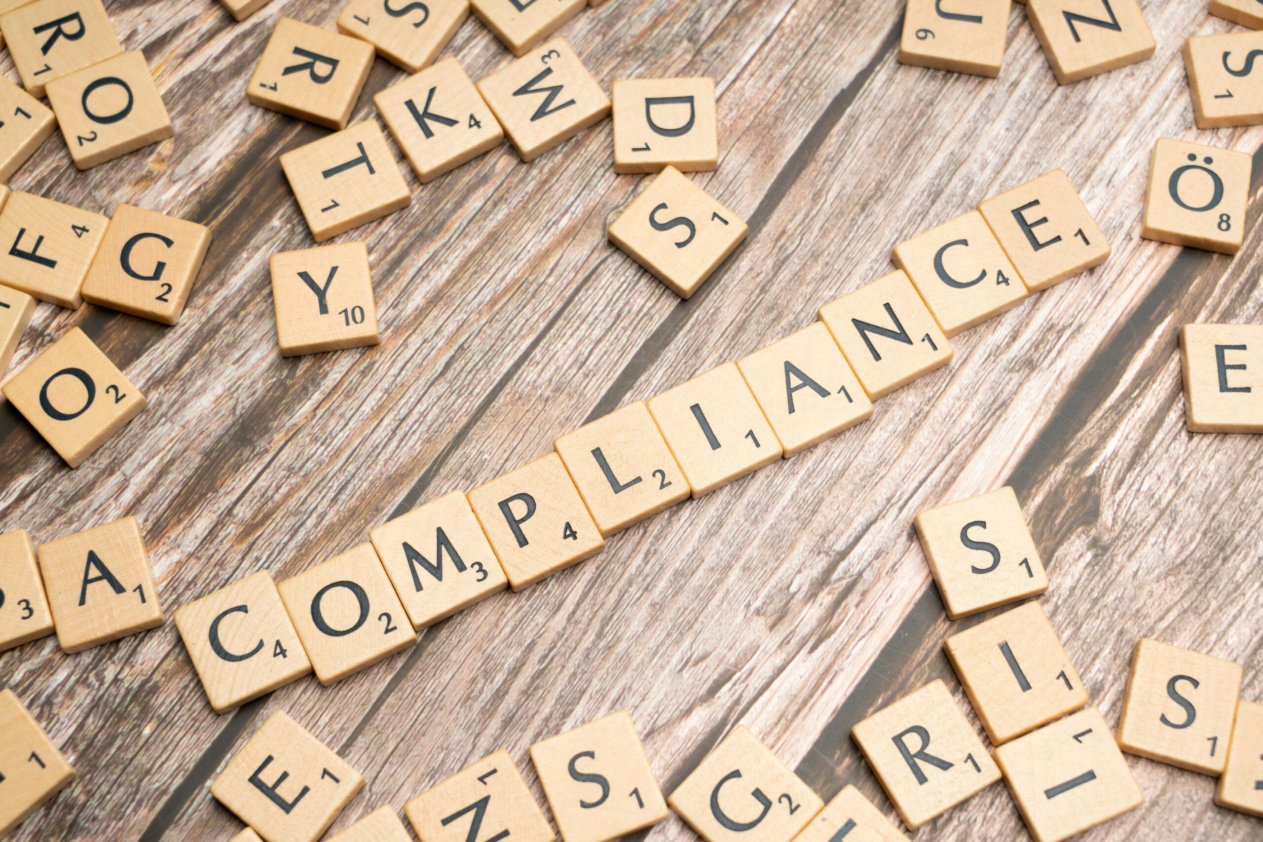 Compliance и аудит 152-ФЗ: деревянные буквы, визуальная метафора соответствия для российских компаний.