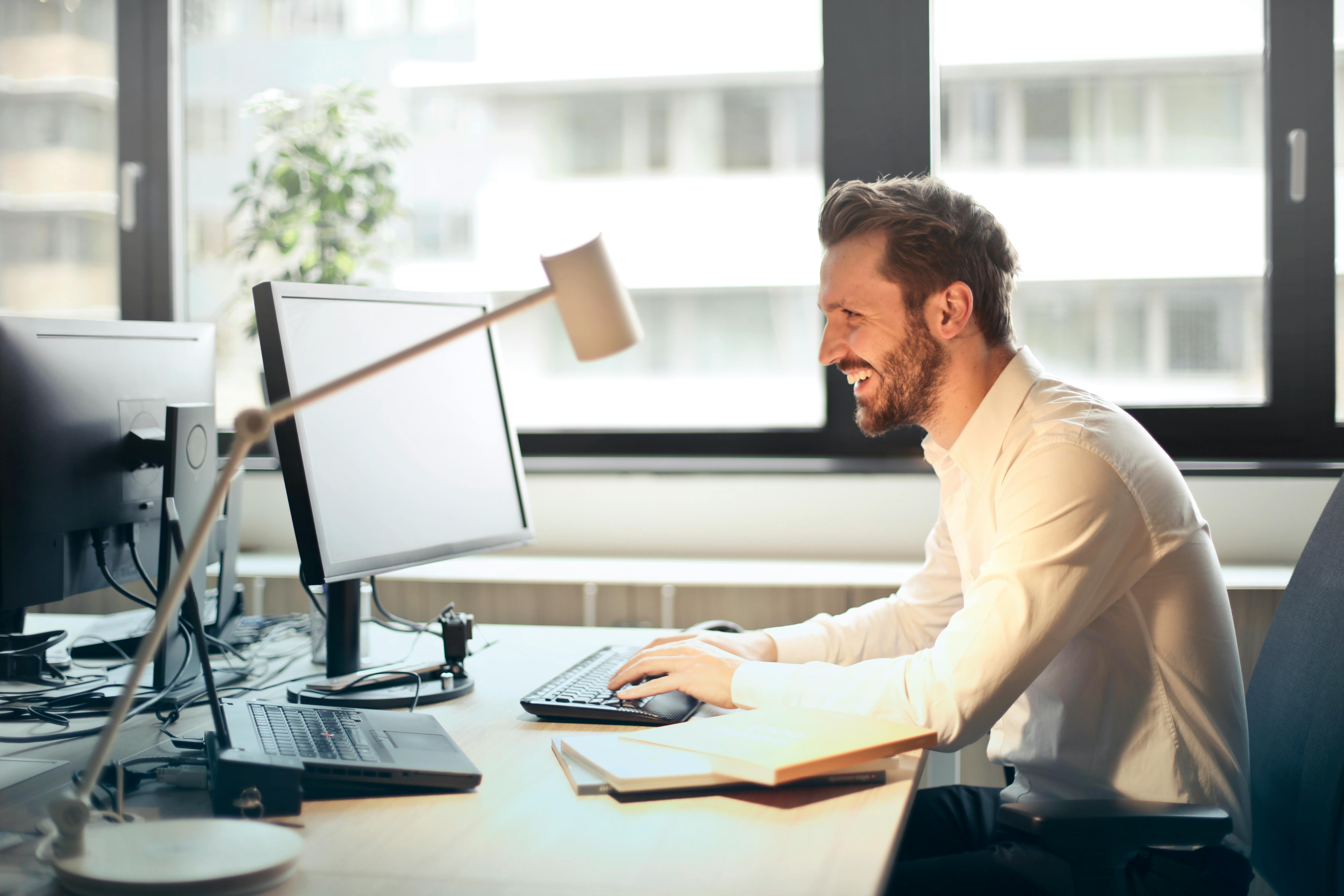 Персонализация email и аналитика: специалист анализирует A/B-тесты и инкрементальный доход от рассылок.