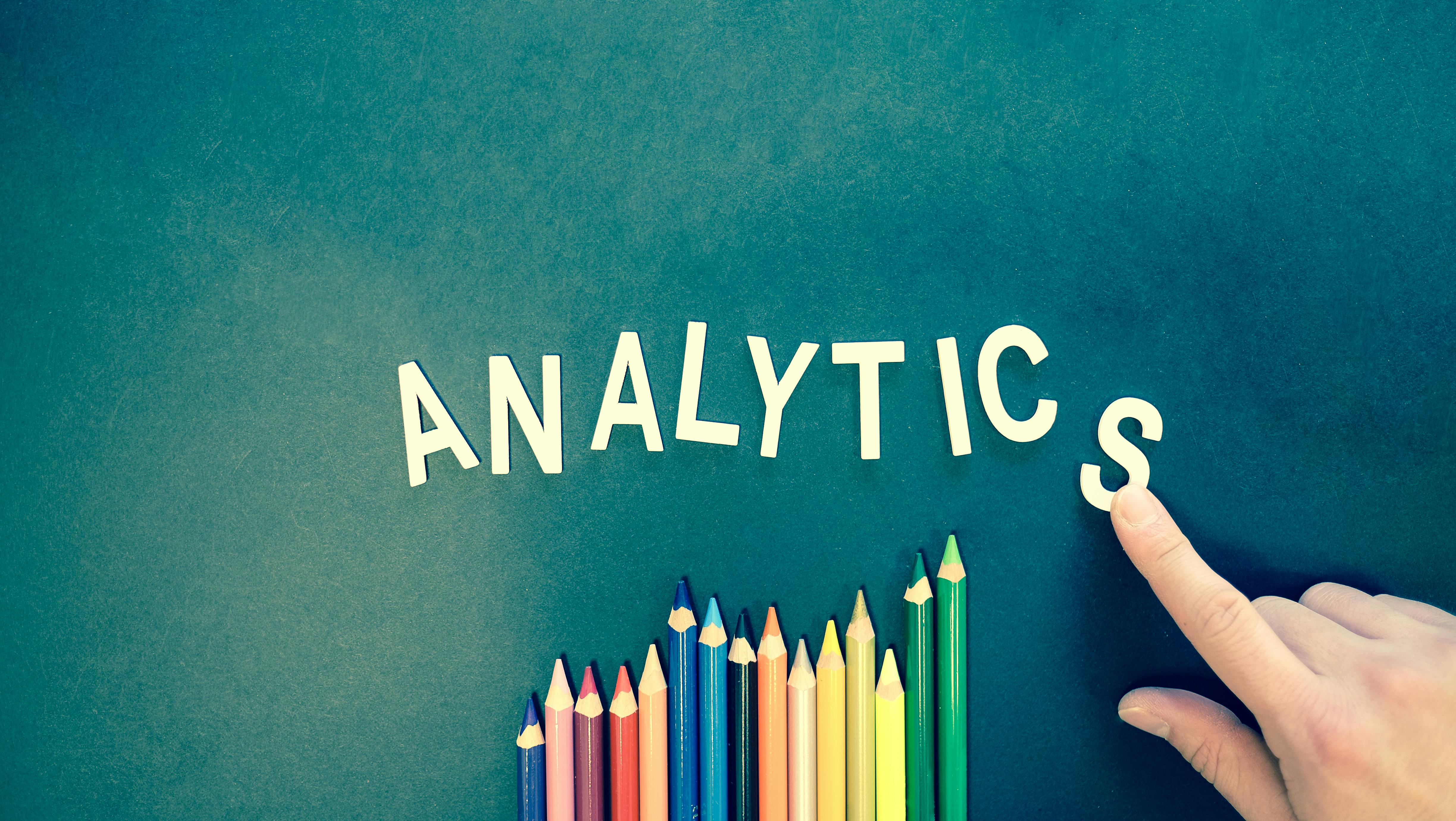 Аналитика писем: цветные элементы и слово analytics, визуализация результатов почтовых кампаний в России