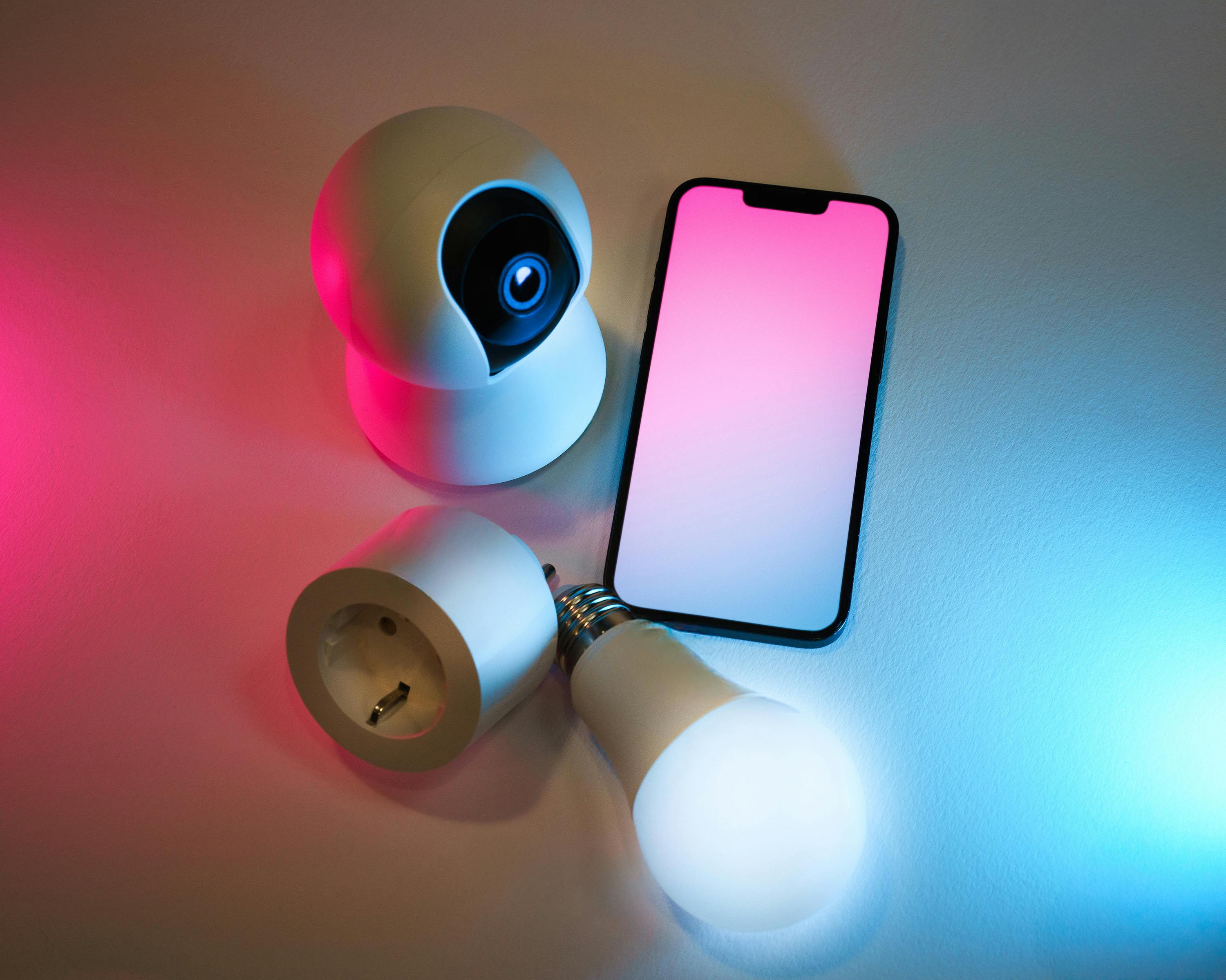 Безопасность IoT-устройств в офисе: умная камера, лампа и управление через приложение с локальной обработкой ПД.